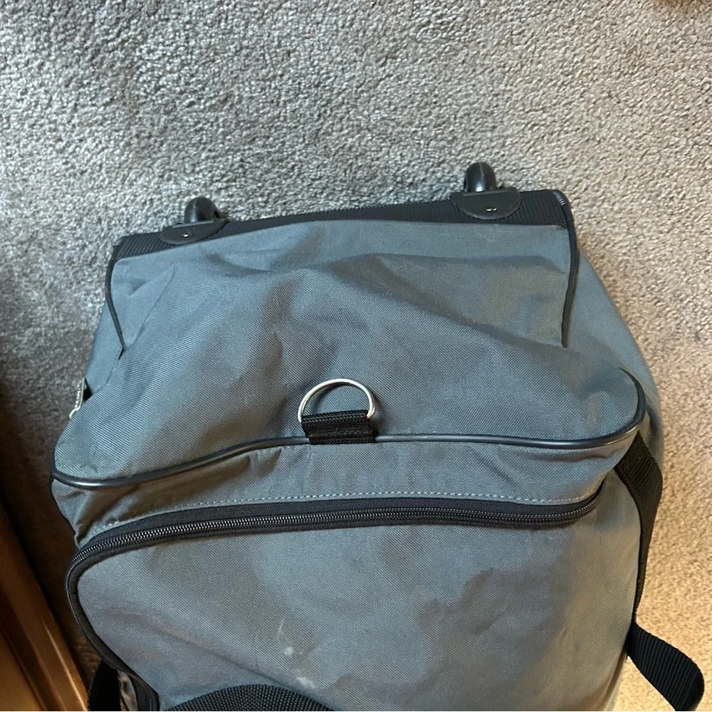 JEEP Gray & Black Rolling Duffel Bag. The handles join to carry. Ex condition.